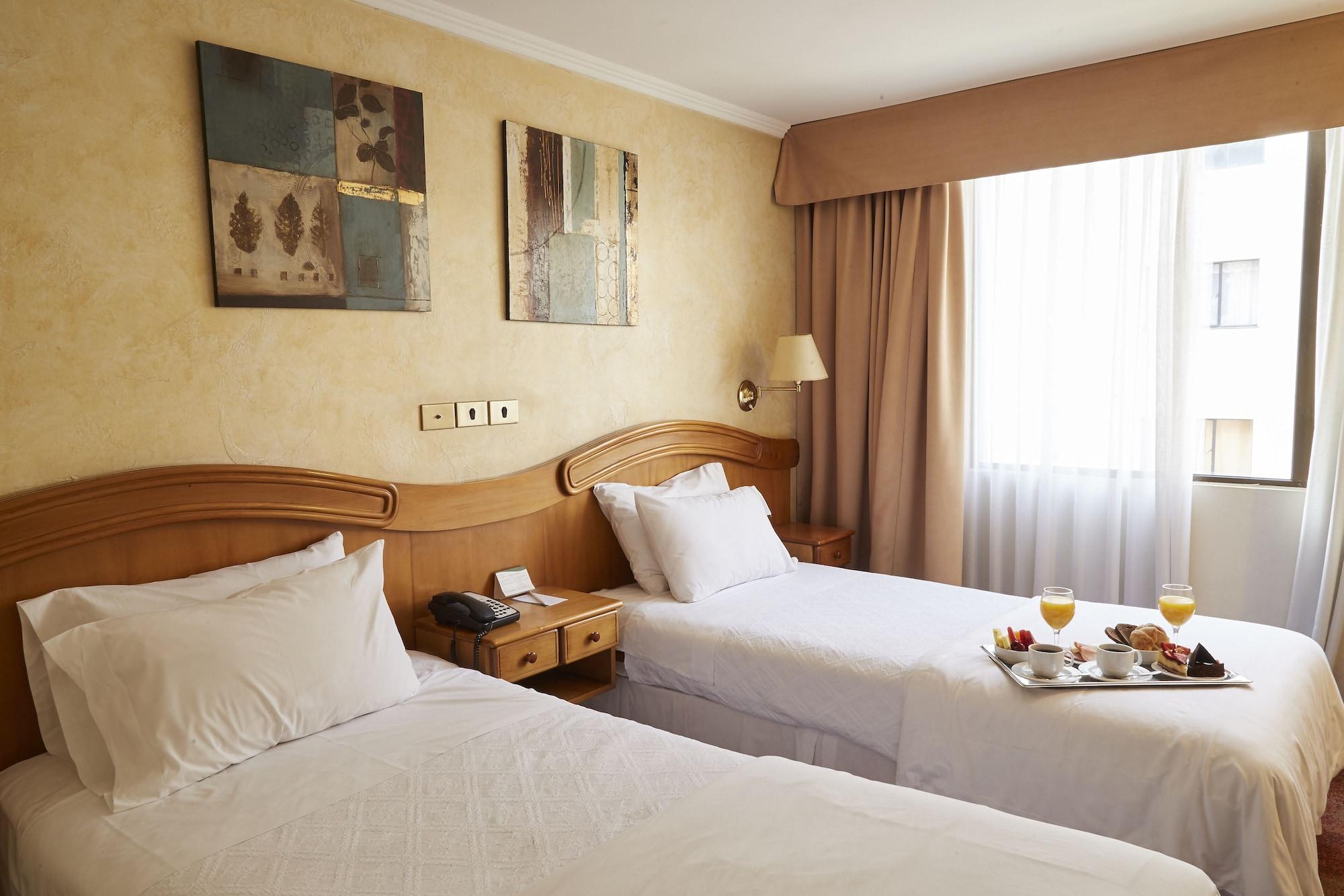Hotel Torremayor Lyon ซานติอาโก ภายนอก รูปภาพ
