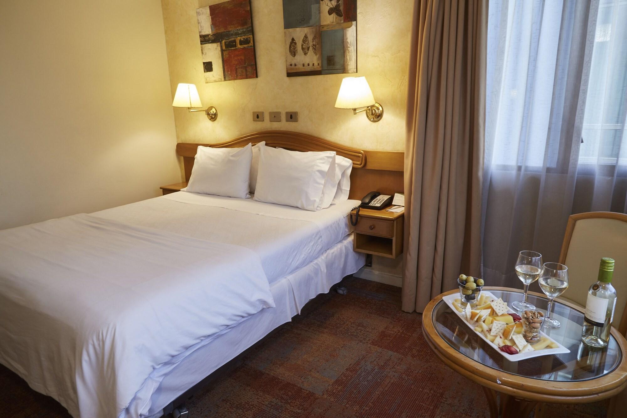 Hotel Torremayor Lyon ซานติอาโก ภายนอก รูปภาพ