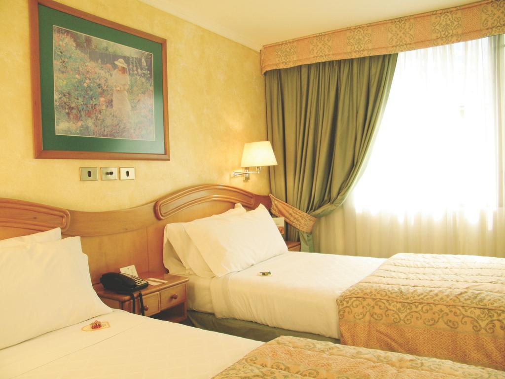 Hotel Torremayor Lyon ซานติอาโก ภายนอก รูปภาพ